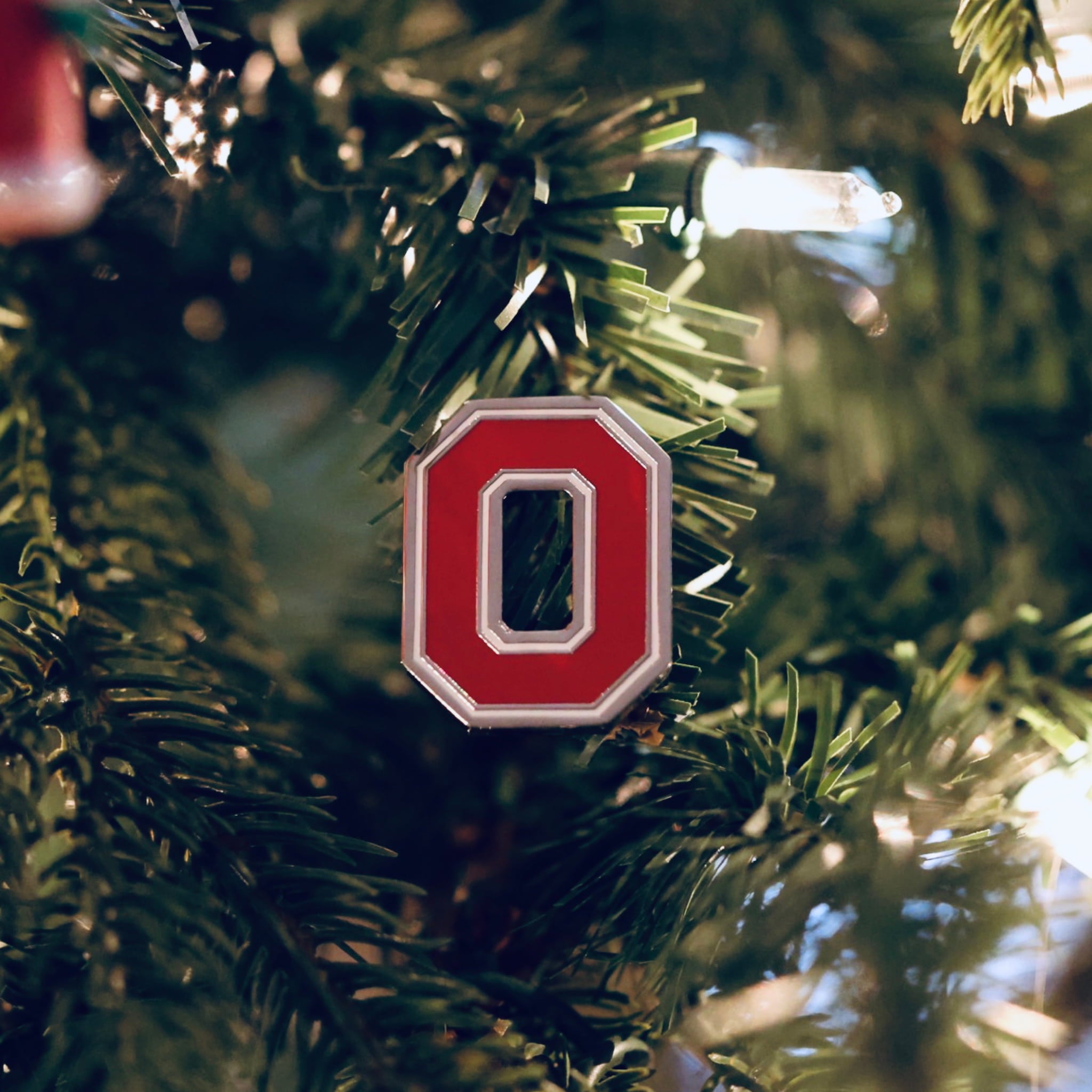Ohio State Block O ball marker displayed in lifestyle setting
