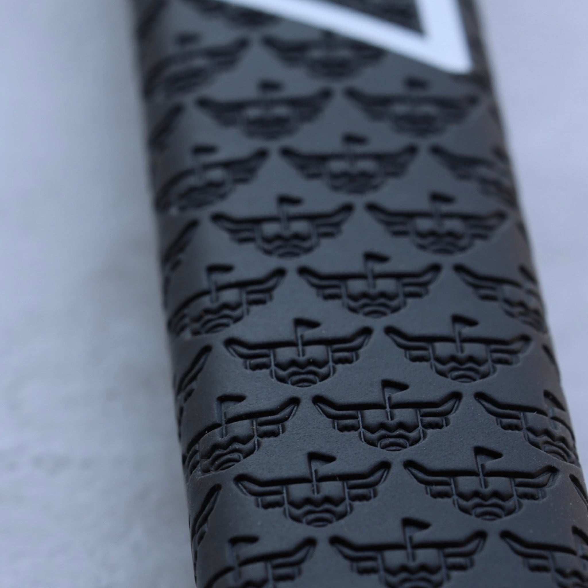 Macro detail of embossed Looper pattern texture on CCC x Garsen Quad Tour putter grip