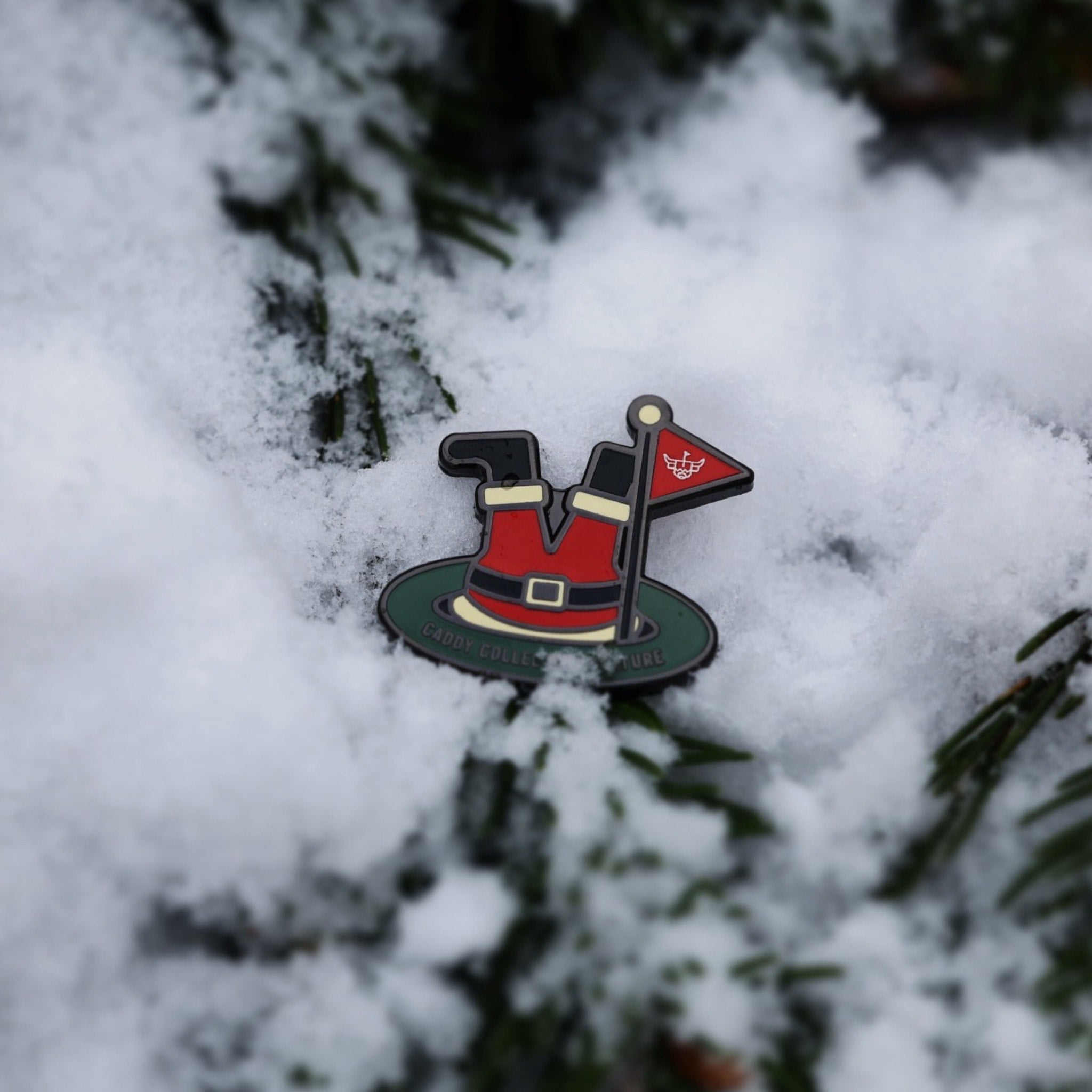 Evergreen Collection holiday flatlay featuring Santa’s Soft Landing ball marker, Looper divot tool, and other seasonal accessories.