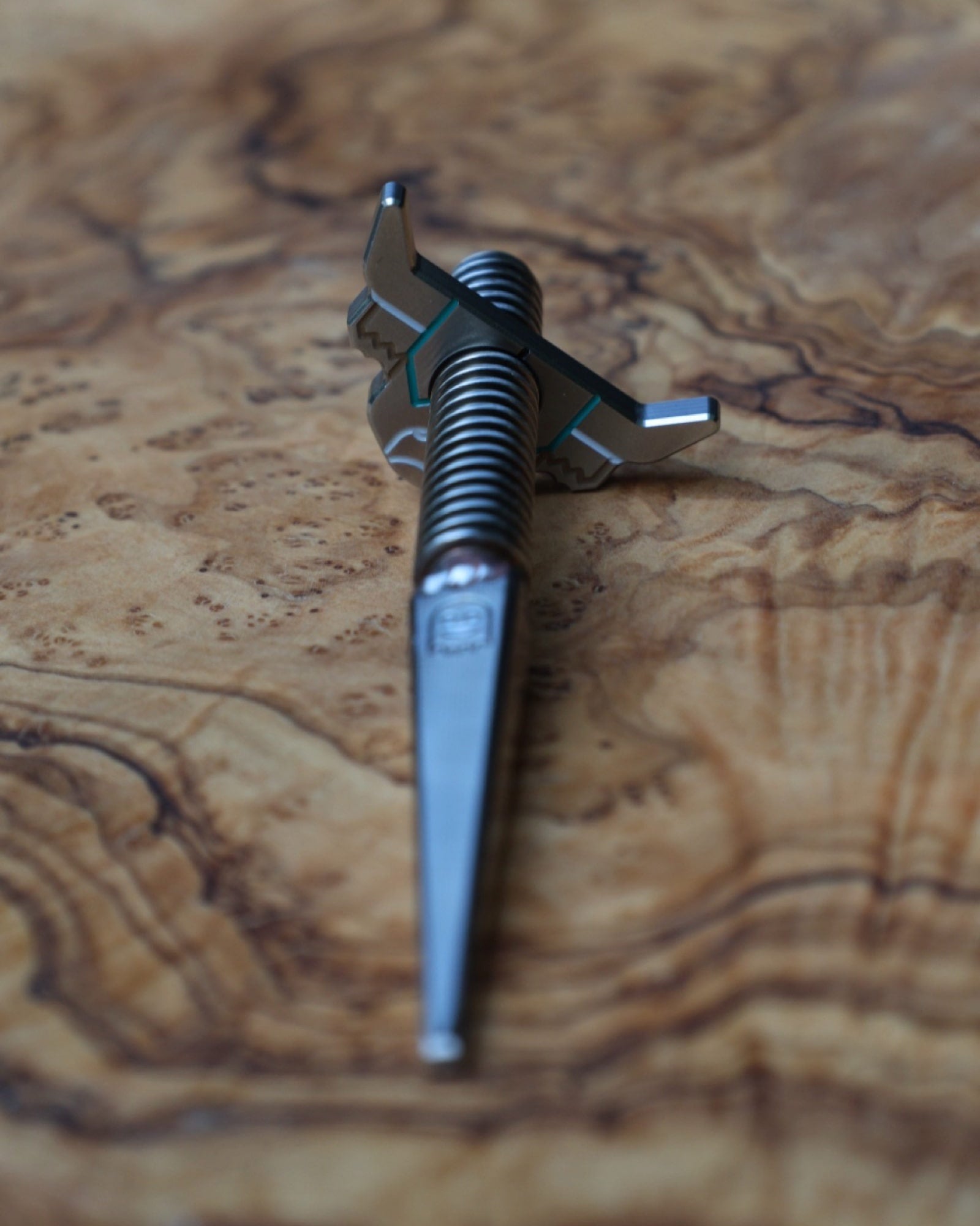 Looper Threaded Ball Marker displayed beside the compatible Looper Threaded Divot Tool.