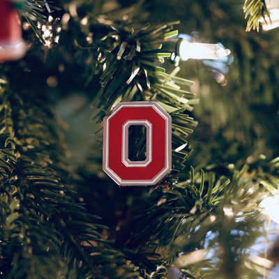 Ohio State Block O ball marker displayed in lifestyle setting